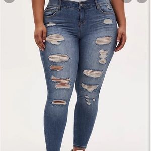 BOMBSHELL SKINNY JEAN  PREMIUM STRETCH MEDIUM WASH
